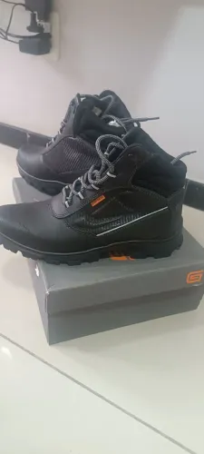 Bota NOVA NA CAIXA. COM ETIQUETA