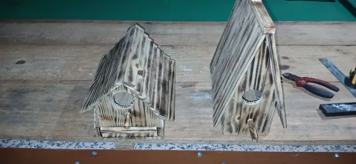 Casas e comedouro de passarinhos