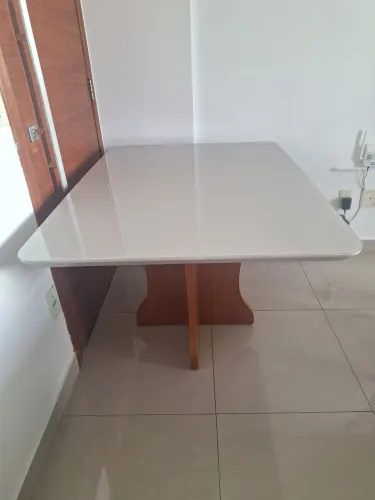 Vendo mesa laqueada 1,20 X 0,90 com tampo de vidro em cima
