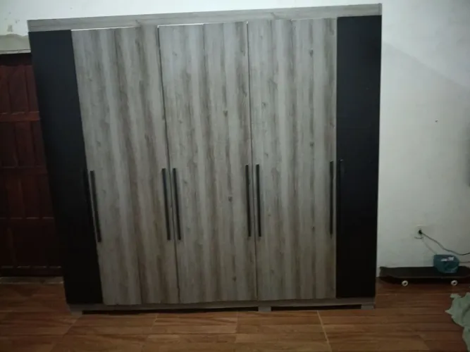 Armário de 4 lugares espaçoso 