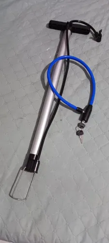 Cadeado e bomba para bicicleta