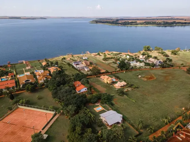 Terreno à venda no prestigiado Condomínio Ilha do Sol, com impressionantes 1250m² de área 
