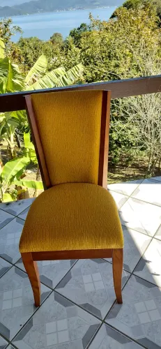 Cadeira espaldar alto, tecido amarelo mostarda e estrutura madeira