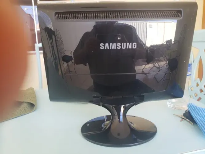 MONITOR SAMSUNG 19 POLEGADAS COM DEFEITO PARA RETIRADA DE PEÇAS