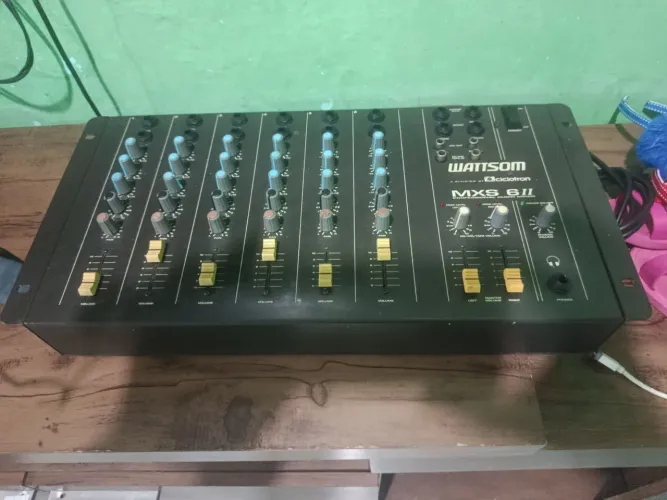 Mesa de som , vendo ou troco