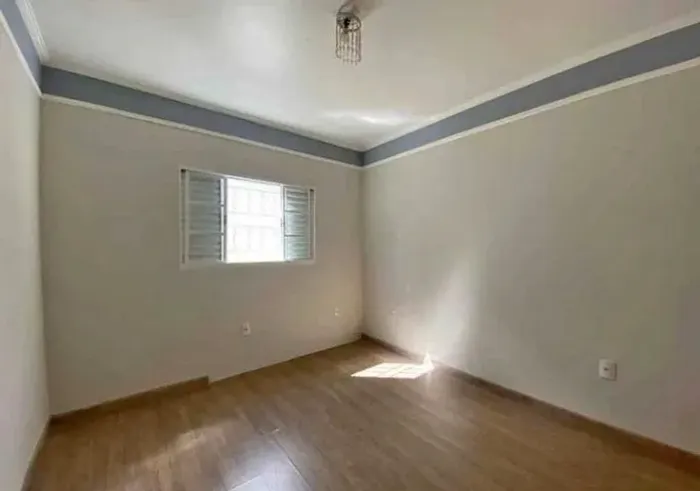 Casa com 2 Quartos em Excelente Localização