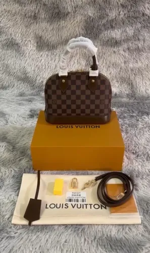 Bolsa de mão Louis Vuitton Alma BB monograma couro PVC marrom.