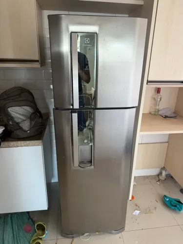 GELADEIRA FROSS FREE ELETROLUX( porta com defeito de folga) 