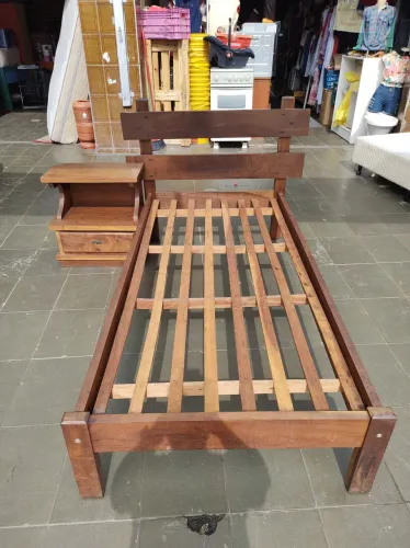 Cama de solteiro maciça 