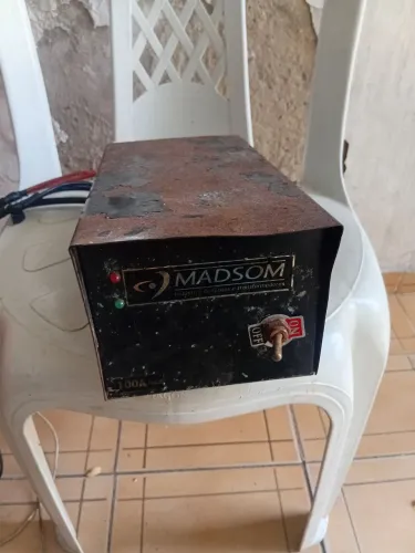 Fonte automotiva e carregador de bateria. 