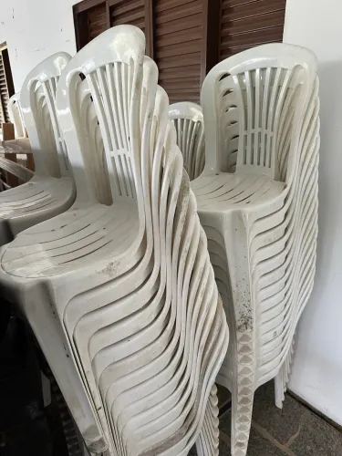 CONJUNTO DE MESAS E CADEIRAS DE PLÁSTICO 