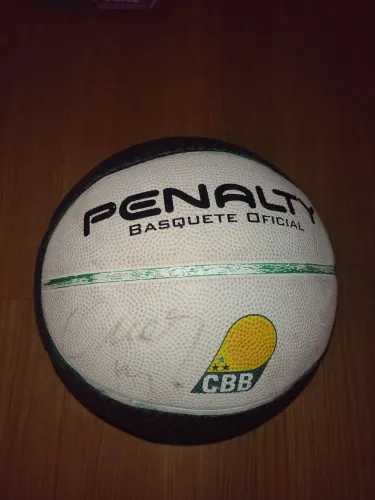 Bola oficial de basquete autografada pelo Oscar