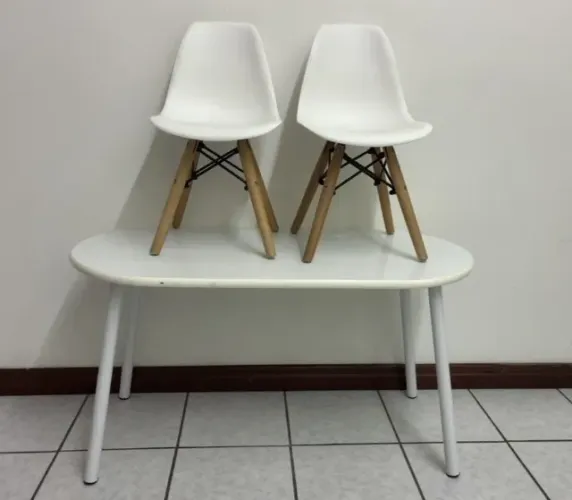 Mesa Infantil Branca com 2 cadeiras Charles Eames Eiffel