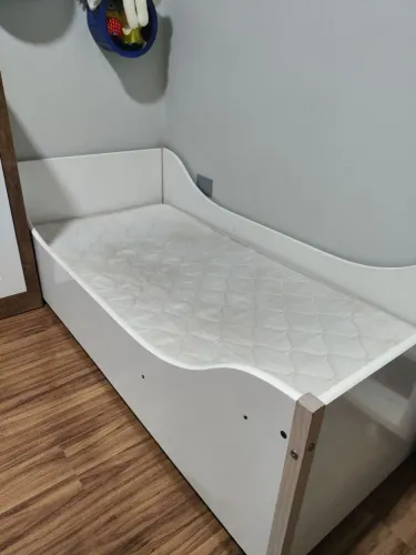 Mini cama com colchão da marca Tok Stok