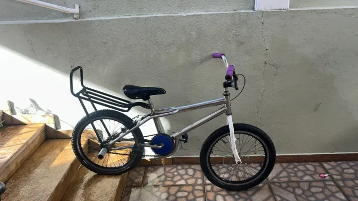 Bicicleta modelo BMX aro 20, freio gta, banco Cairu, com bagagem é pedaleira