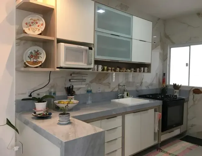 Casa Linear 4 qtos com planejados, ar condicionados e placa solar - Vale dos Cristais