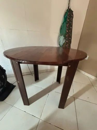 Conjunto de Mesa e Cadeiras em Madeira