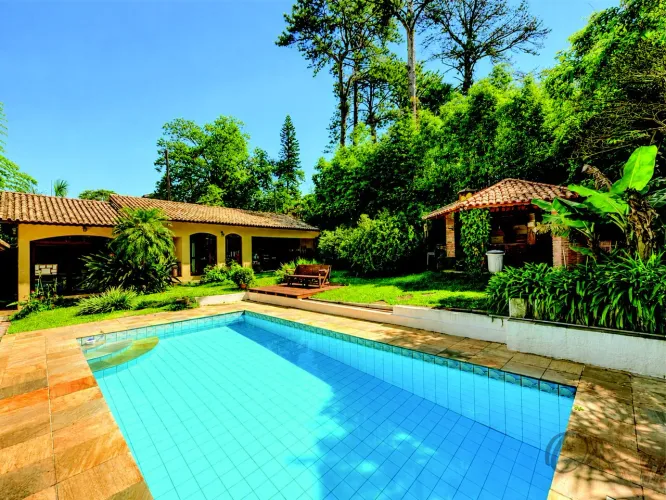 Casa Térrea em Condomínio Estilo Campo com Jardim e Piscina em Jardim Colibri, Cotia, SP