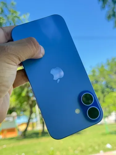 iPhone 16 azul impecável promocional 