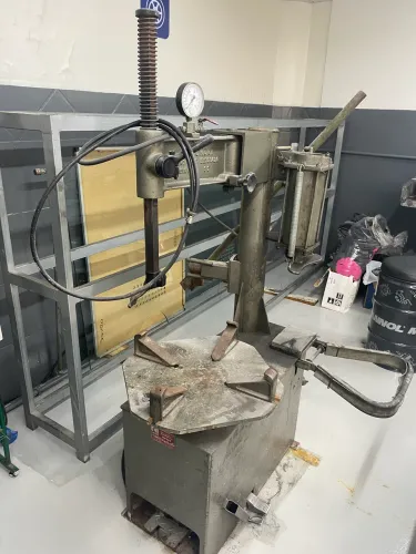 Montadora e desmontadora de pneu com destalonador