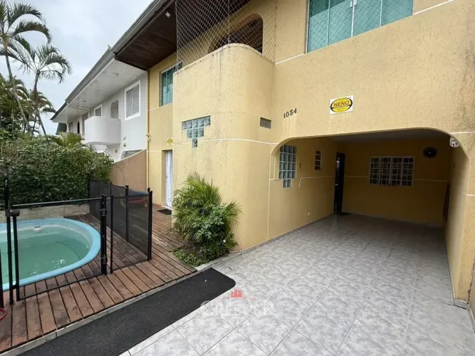 Sobrado com piscina para venda e com 4 quartos em Caioba