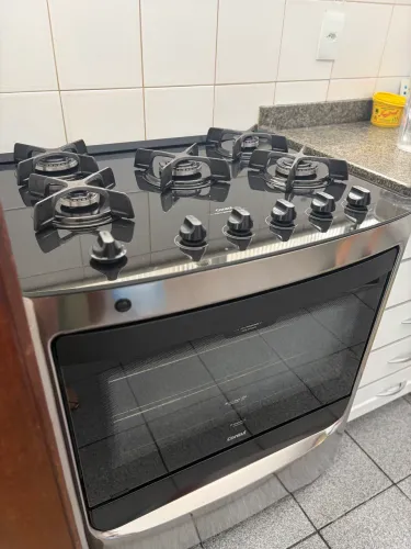 Fogão Consul 5 Bocas Cor Inox com Mesa de Vidro e Grade de Ferro Fundido