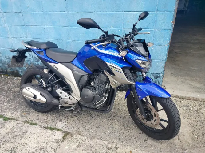 FZ25 , aceito troca em carro em bom estado 