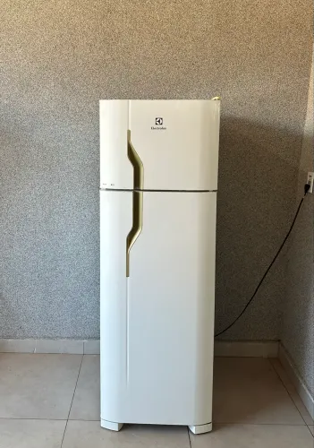 Geladeira Electrolux DC35A está Conservada