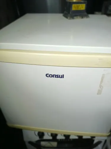 Dois frigobar e uma geladeira funcionando entrega cartão