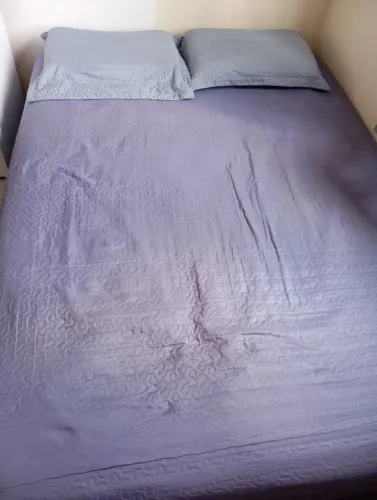 Cama Casal Queen, confortável. 