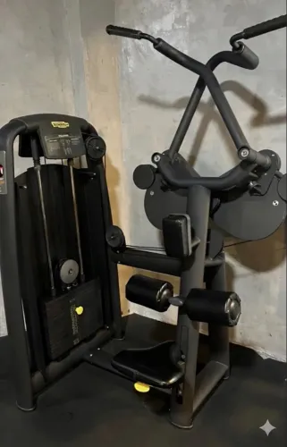 Pulldown Technogym Selection - Profissional Excelência em Biomecânica e Durabilidade.