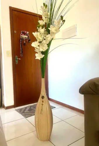 Vaso decorativo grande dourado com flores