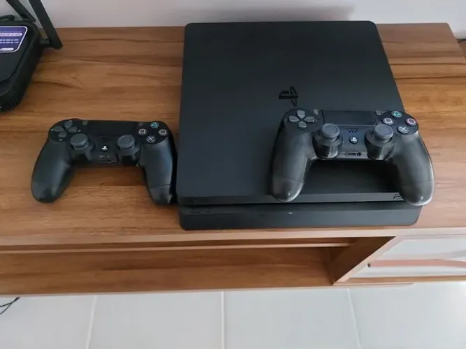 PS4 Slim 500GB + 2 Controles Originais , Troco por PC + volta minha, vem na negociação 