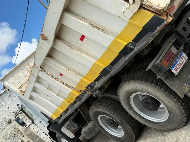 Caminhão caçamba traçado