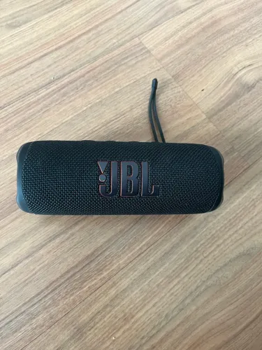 Caixa de som portátil Bluetooth marca JBL