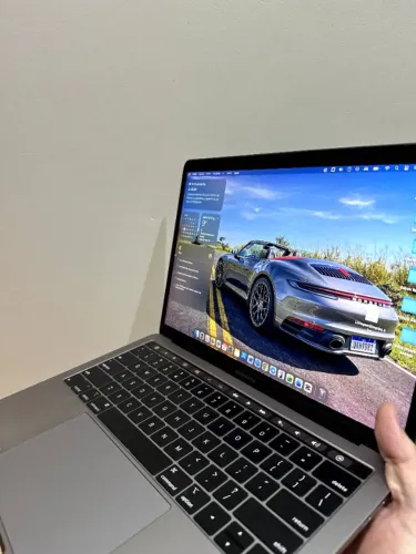 MacBook Pro 13" 2018 | Intel i5 | 8GB RAM | Touch Bar | Bateria Excelente (410 Ciclos)