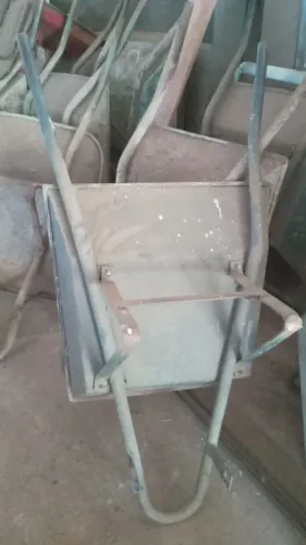 Carrinho de mão com chapa reforçada