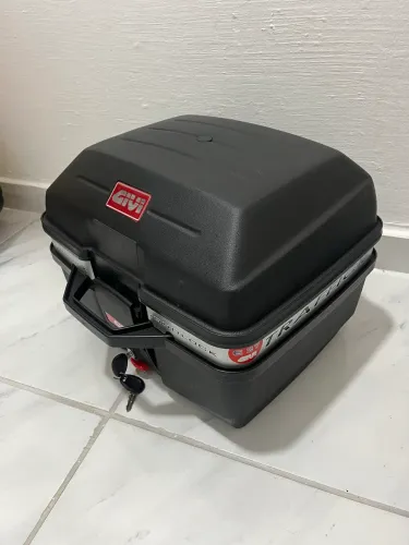 Baú Givi 27L + Bagageiro aço maciço 