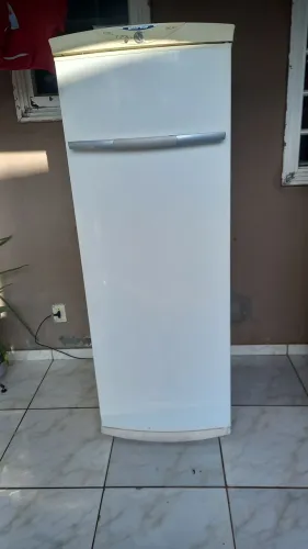 Vende-se freezer vertical 280L da marca Brastemp..