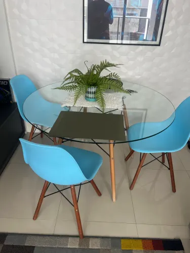 Vendo mesa com 3 cadeiras + tapete 