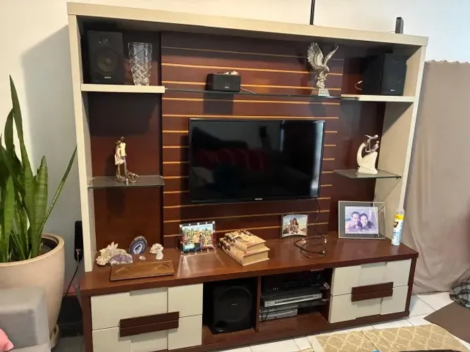 Estante de madeira para TV e home theater