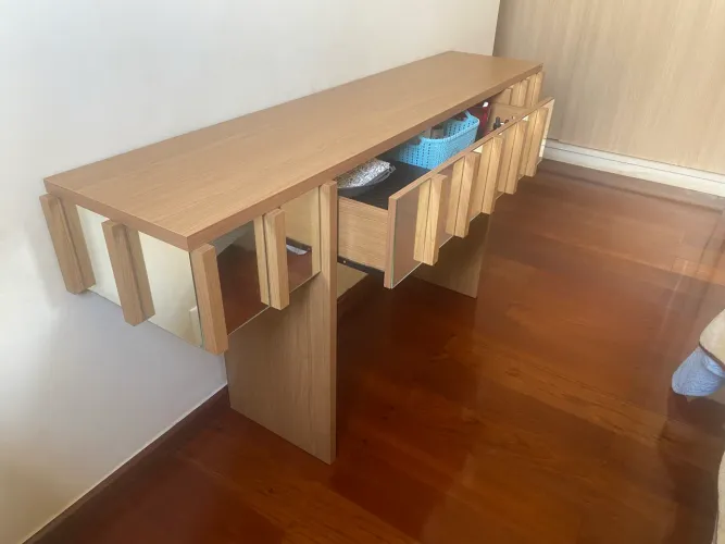 Aparador/Buffet moderno com espelhos e madeira resistente