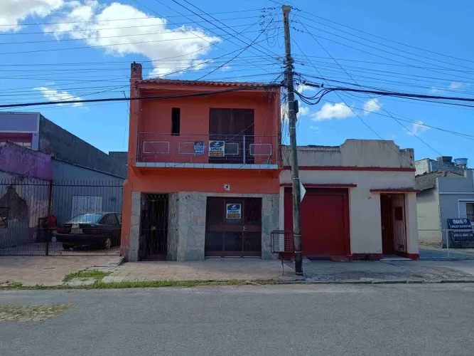 Casa padrão à venda no Fragata, Pelotas, RS, com 175 m² de área útil, 3 dormitórios, 2 sal