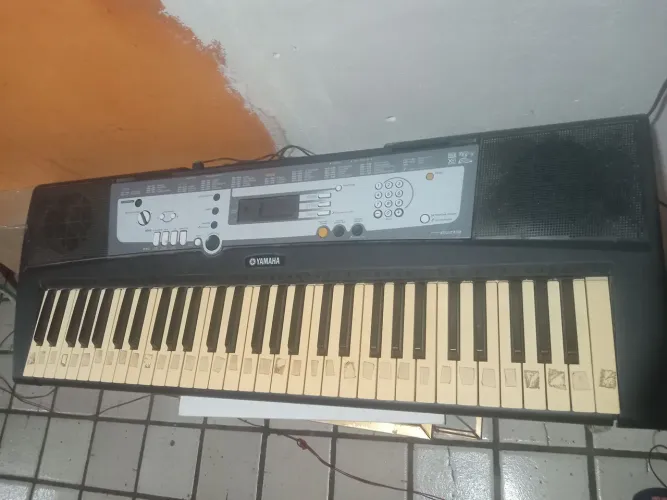 teclado musical Yamaha PSR-E213
