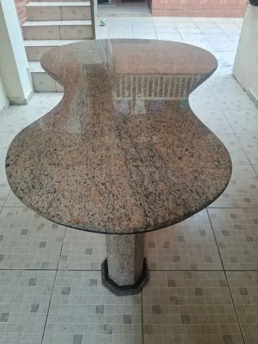 Mesa de marmore modelo violao