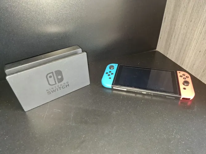 Nintendo Switch completo, modelo azul e vermelho , com case protetor, console e controles