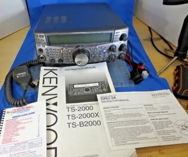 Kenwood TS-2000 All-Mode (HF/VHF/UHF) - Perfeito para Satélite e DX - Excelente Estado