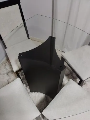 Mesa com 4 cadeiras 