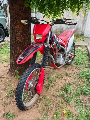 CRF novíssima e roupa de trilha