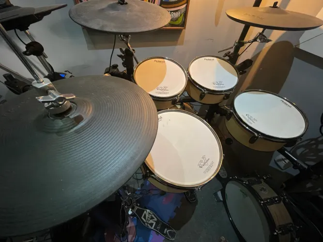 Bateria eletrônica ROLAND TD-15 (com cascos de bateria acústica) 